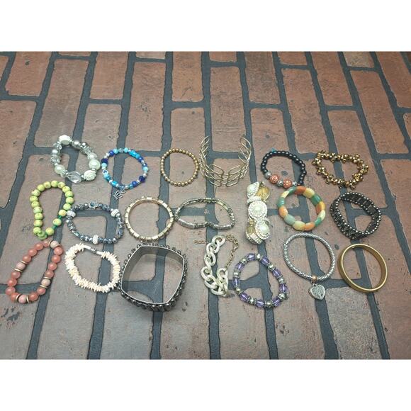 Assorted Fashion Costume Jewelry Women's Bracelet Lot Of 20 #1 - Picture 1 of 3